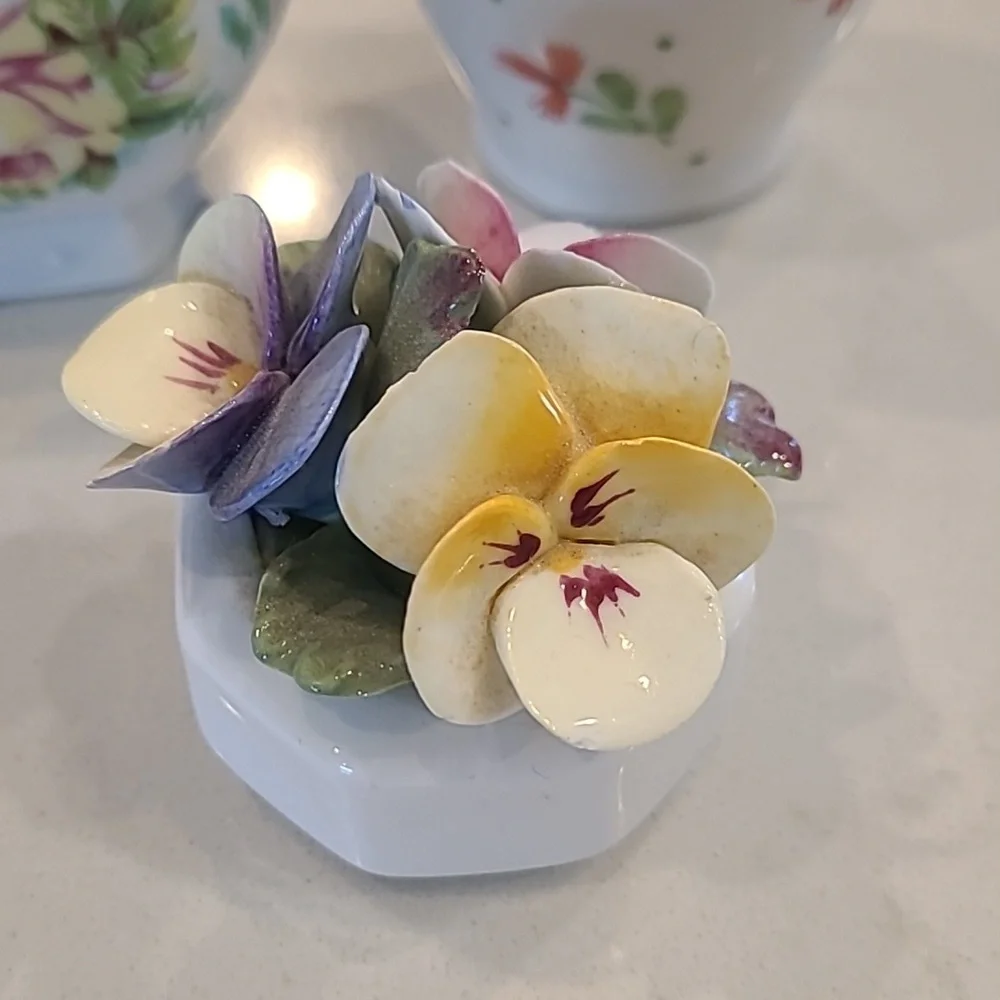Elegant Floral Vase Set with Gold Accents